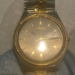 Seiko Two-Tone Gold and Silver Watch. Needs battery. Scratches and damage.